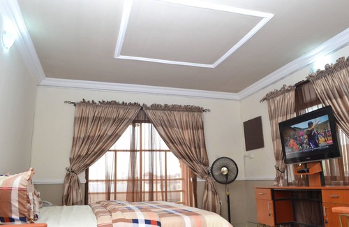Surulere Bed & Breakfast | Aquatic Suites & Lounge