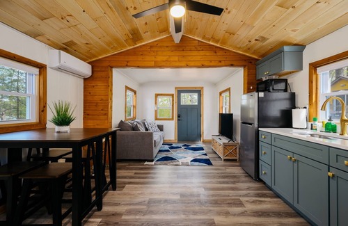 Mayfield Cottage | Arbutus Lake Cozy Cabin-Pontoon Rentals Available