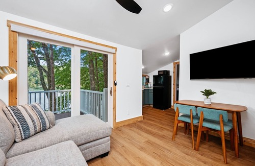 Mayfield Cottage | Arbutus Lakeside Stay-Pontoon Rentals-Near TC!