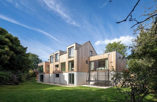 Mount Hawke Villa | Architect's Treetop Retreat Near Beaches, 5 Bed, Infrared Sauna, Cinema & More