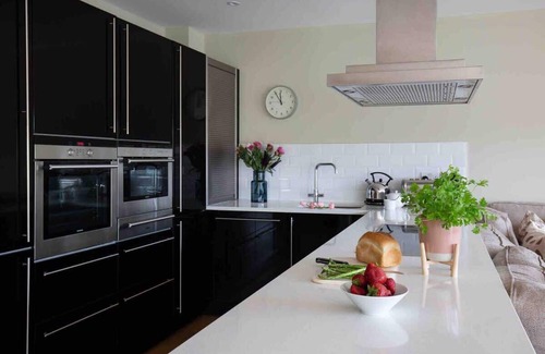 Ampney Crucis House | Ardross Lodge | Lakeside Hot Tub Stay for Groups