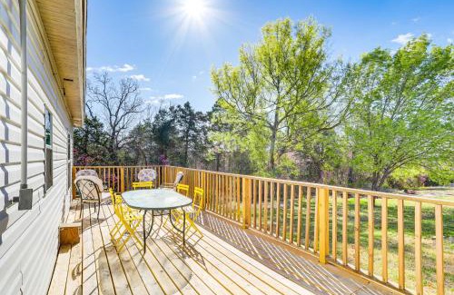 Henderson House | Arkansas Cabin with Deck Less Than 1 Mi to Norfork Lake