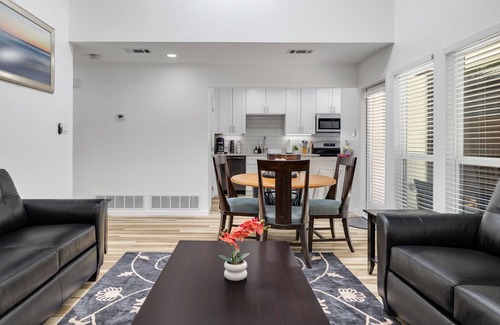 West Arlington House | Arlington Entertainment District Home Green Door
