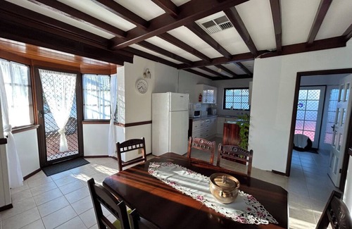 Armadale Bed & Breakfast | Armadale House - West Wing: 3-bedroom home in charming Mount Nasura