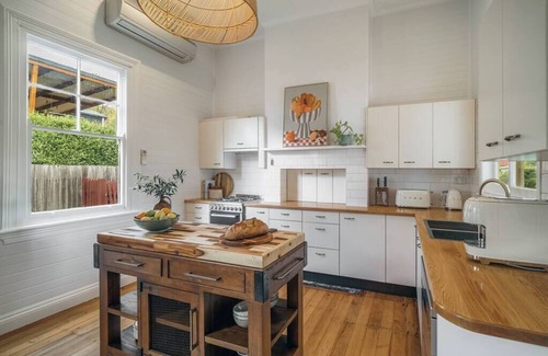 Armidale House | Armidale's Quinn's Cottage - City Centre
