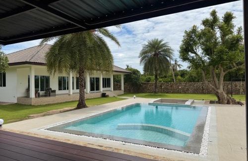 Huai Yai Villa | Arom Pool Villa Pattaya 1