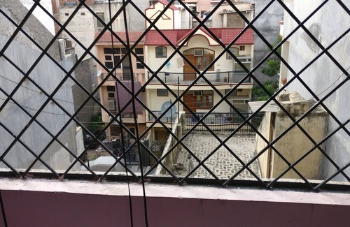 DLF City Apartment | Arora House 1RK Peaceful Environment Near Cyber City and Metro Station