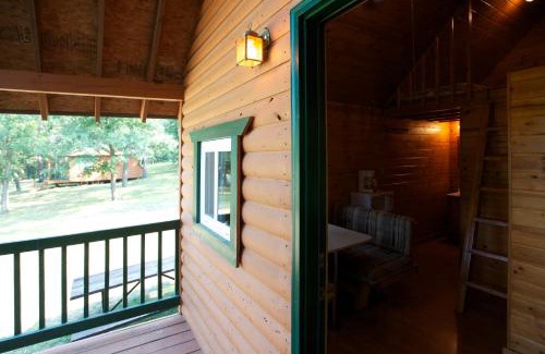 Marquette County Resort | Arrowhead Camping Resort Loft Cabin 20