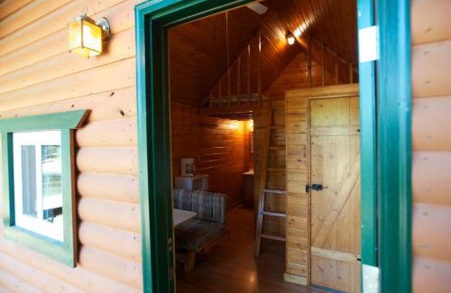 Marquette County Resort | Arrowhead Camping Resort Loft Cabin 20