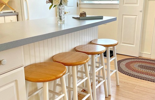 Oak Bluffs Cottage | Arrowsmith Cottage - Oak Bluffs - 1 mi to Eastville Point Beach via bike path.