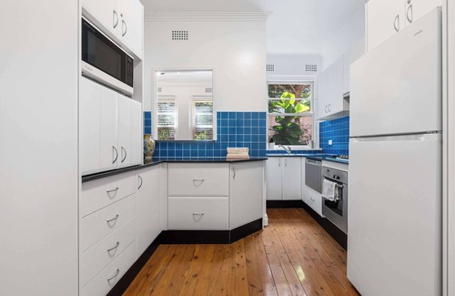 Bellevue Hill Apartment | Art-Deco Gem in Midlothian, Opposite Beach
