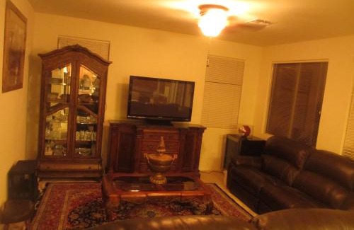 Gilbert House | Art Gallery Vacation House