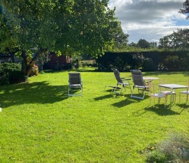 Llanvair Kilgeddin Bed & Breakfast | Art House B & B