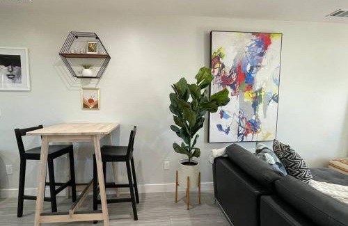 Southeastern Sacramento House | ART HOUSE king beds near the breweries