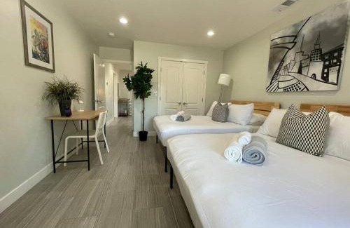 Southeastern Sacramento House | ART HOUSE king beds near the breweries