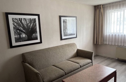 Maple Ridge Hotel | art infiniti hotel