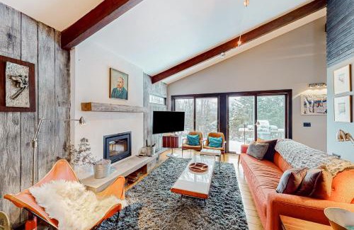 Stowe Hollow House | Art Rocks