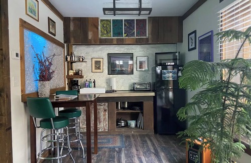 Ashfield Apartment | Art Studio: Historical Carriage House in the Poconos