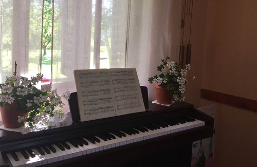 Pricelje House | Artist ranch with vineyard, piano, kayak, bicycles and beautiful garden.