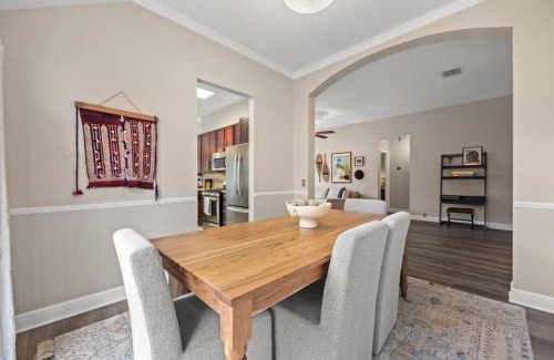 Cedar Park House | Artist Retreat at Cypress Creek - Hotub - Sleeps 9
