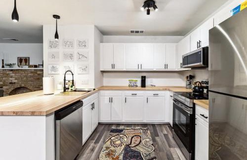 St. Edwards Apartment | Artist Retreat by SoCo - Sleeps 6 - Free Parking