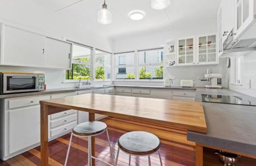 East Toowoomba House | Artist's Cottage - Cosy Home in Quiet Leafy Street