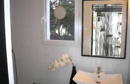 Pignan Cabin | artist's house with patio, access to Mediterranean garden and unheated swimming pool