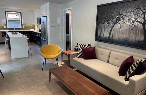 Central Carrollton Association House | Artist Tanner 2-Bed Cottage off the Streetcar Line