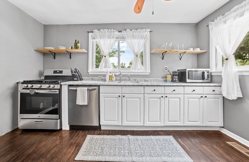 Maple Ridge Apartment | Artistic apartment with pool, 5-min to downtown