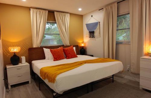 Bayou Oaks House | Artistic Escape Near Airport, Museums, And Ballet