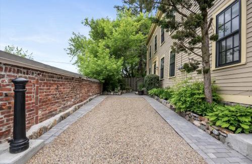 Salem Apartment | Artistic Historical home, walkDT