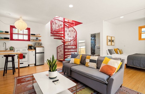 Silver Strand Apartment | Artistic Venice Beach Canals Studio w/Rooftop & Sauna!