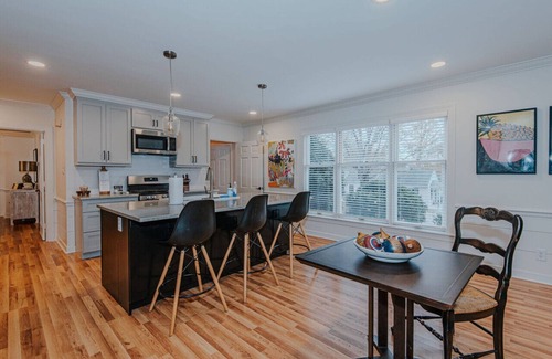 Old Irving Park Apartment | Artopia Retreat House