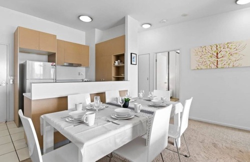 Fortitude Valley Apartment | Artsy Destination! Compact & Cosy 2 BR Apart @ Val