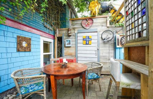 Riley Park-Little Mountain House | Artsy Private Guest Suite with Outdoor Saloon