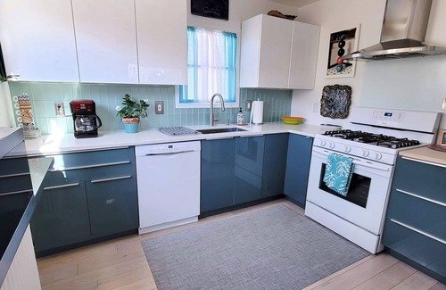 Asbury Park House | Asbury Park, Sunlit, 3 story home: 2-br, 2 full bath w 4 beach passes + bikes