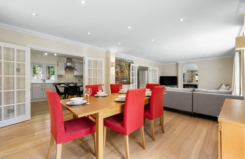 Ascot House | Ascot Spacious 4 Bedroom Home with Driveway