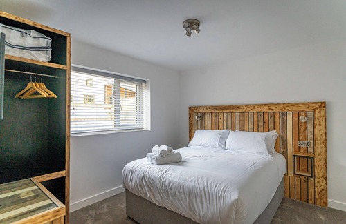 Farley Cabin | Ashenhurst; woodland lodge for 4 with hot tub, BBQ, near Alton Towers.