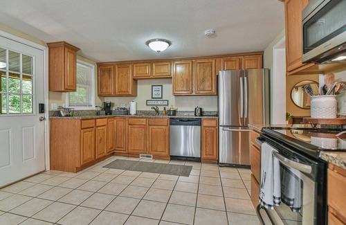 Alexander House | Asheville Creekside, 15 mins 2 Downtown, Hot Tub/Fire Pit/Fenced Yard for dogs!