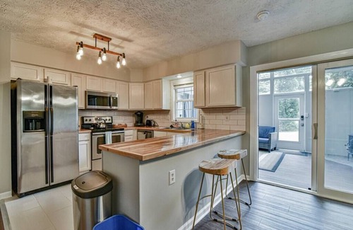 Oakley Apartment | Asheville Hideaway: Hot Tub & Trail Access