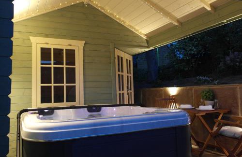 Fylingthorpe Apartment | Ashford house 'The Snug' private hot tub