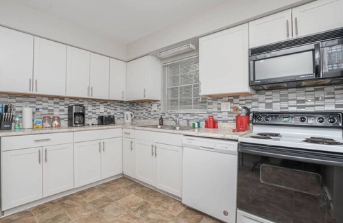 West Chester House | Ashwood Arbor 6 bedrooms 3 bath sleeps 13