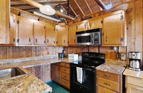 Millville Cabin | Aslan's How - Cabin with Valley Views & Hot Tub!
