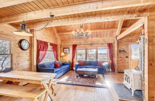 Morrisville House | Aspen's Run: 3 br log cabin, wood stove, deck, firepit, window a/c by Stowe Country Homes