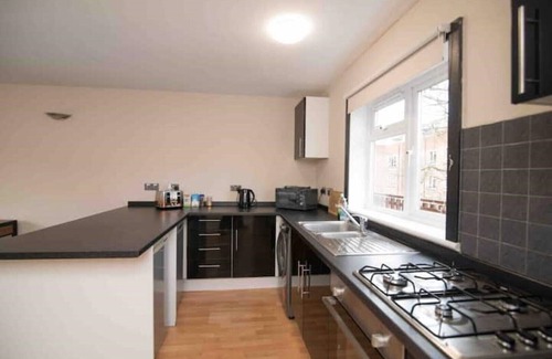 Maidenhead Apartment | Aston Henry James…Cosy flat close to train station and town centre.
