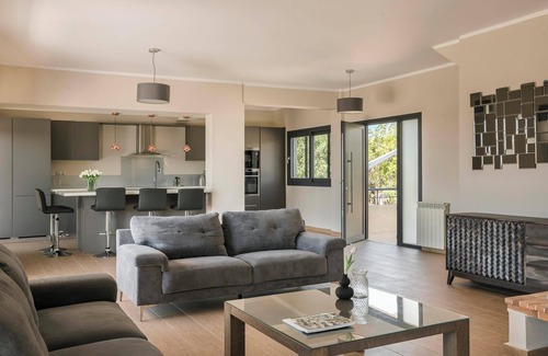 Svoronata Villa | Astoria - Five Bedroom Villa, Sleeps 10