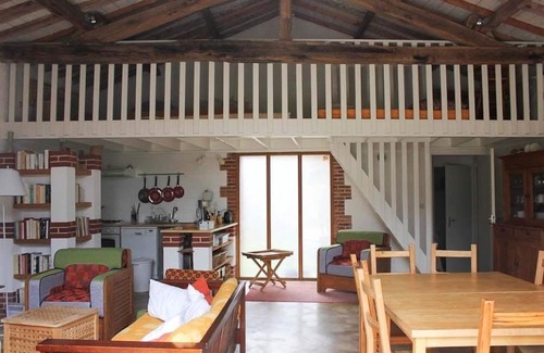 Faveraye-Machelles Cottage | At the heart of a vineyard of Layon, gite awarded 3 epis, with a pool