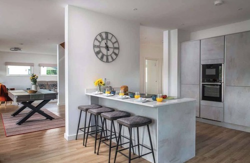 Ampney Crucis House | At Waters Edge | Lakehouse, Hot Tub + Rowing Boat