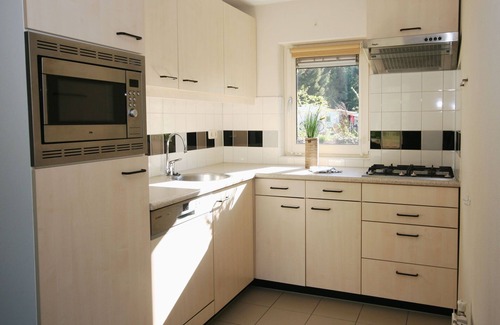 Appelscha House | Atmospheric bungalow with dishwasher, in Friesland