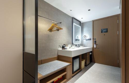 Panyu Hotel | Atour Hotel Guangzhou Panyu Nancun Wanbo Subway Station
